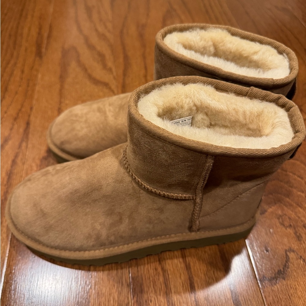 NWOB UGG Classic Mini II Genuine
Shearling Lined Boot (Women) - Chestnut 7